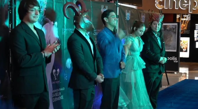 La Primera Alfombra Azul Turquesa (2024) «Las Alas de Fuego»